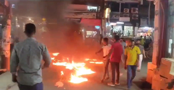 ফেনীতে অবরোধ সমর্থনে যুবদলের মিছিল, পেট্রল ঢেলে সড়কে আগুন