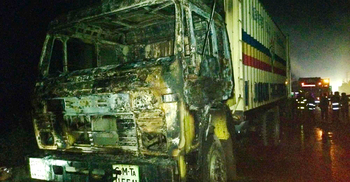 ফেনীতে মালবাহী কাভার্ডভ্যানে আগুন