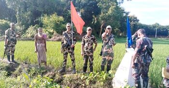 ৭ ঘণ্টা পর বাংলাদেশি বৃদ্ধকে ফেরত দিলো বিএসএফ