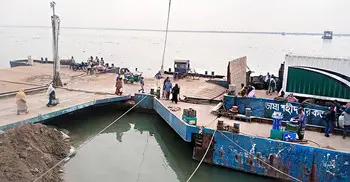 পাটুরিয়া-দৌলতদিয়ায় ফেরি-লঞ্চ চলাচল বন্ধ