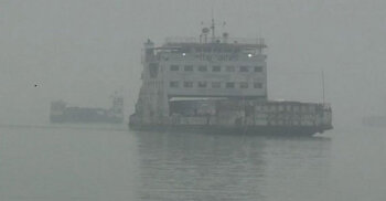 সাড়ে ১৪ ঘণ্টা পর ঘাটে ভিড়েছে নদীতে আটকে থাকা ফেরি