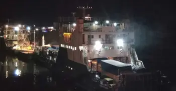 ঝোড়ো বাতাসে দৌলত‌দিয়া-পাটু‌রিয়া ফে‌রি চলাচল বন্ধ