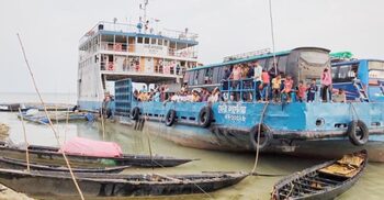ঝড়ে নিয়ন্ত্রণ হারিয়ে ভাসমান মাছের খামারে ফেরি