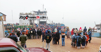 Ferry capsizes after being hit by bulkhead at Paturia