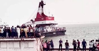 ফেরিতে ওঠার সময় নিয়ন্ত্রণ হারায় বাসটি, যাত্রী ছিলেন ৪০-৫০ জন