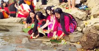 হ্রদে জলে উৎসবের ফুল