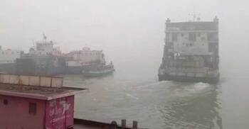 পাটুরিয়া-দৌলতদিয়ায় ফেরি চলাচল বন্ধ, মাঝ নদীতে আটকে ৩ ফেরি