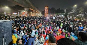 রাতে শাহবাগে বাড়ছে মানুষ, চলছে স্লোগান-কবিতা