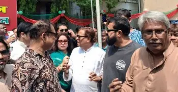 এফডিসিতে চলচ্চিত্র দিবসে বিশৃঙ্খলার অভিযোগ, বিব্রত ওমর সানী