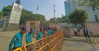 উৎসুক জনতার ভিড় নেই এভারকেয়ারে