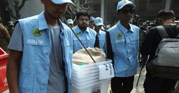 সরঞ্জাম হাতে ভোটযুদ্ধের শেষ প্রস্তুতি