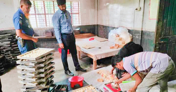 নওগাঁয় দুই বেকারিকে জরিমানা