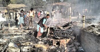 Devastating fire at Rohingya camp claims 2 lives, destroys 1,000 homes