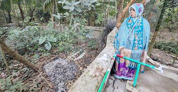 রাতের আঁধারে বীর মুক্তিযোদ্ধার কবরে আগুন