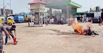 পাম্পে তেল নেওয়ার পর হঠাৎ আগুন, পুড়ে ছাই মোটরসাইকেল