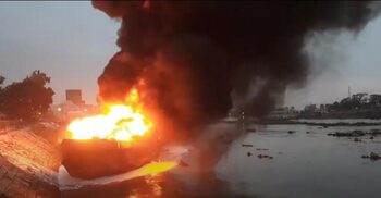 অগ্নিকাণ্ডের ঘটনা তদন্তে কমিটি, ডুবিয়ে দেওয়া হলো সেই ট্রলার