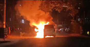 কাকরাইলে চলন্ত মাইক্রোবাসে আগুন