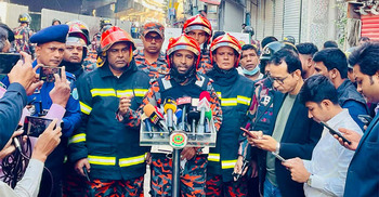 ধোঁয়ায় আচ্ছন্ন চারপাশ, বাধাগ্রস্ত হচ্ছে আগুন নেভানোর কাজ