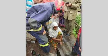 ধামরাইয়ে সেতুর পাটাতনের ফাঁকে পা আটকা নারীর, উদ্ধারে ফায়ার সার্ভিস