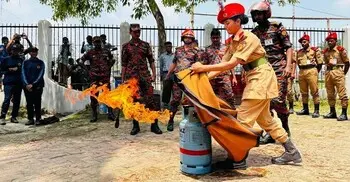 হাটহাজারীতে অগ্নিনির্বাপণ ব্যবস্থাপনা শিখলেন বিএনসিসি সদস্যরা