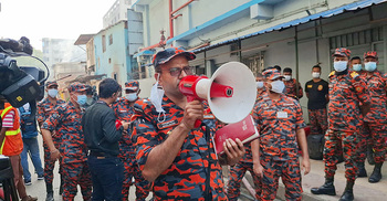 আপনারা এত কাছে আসবেন না, ফায়ার সার্ভিসের অনুরোধ