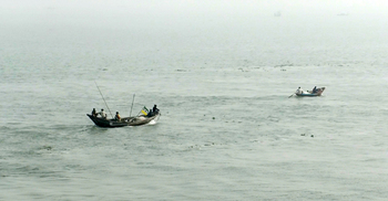 নদীতে মিলছে না ইলিশ, ঋণের দায়ে পালিয়ে বেড়াচ্ছেন জেলেরা