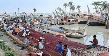 মাঝরাত থেকে শুরু সাগরে মাছ ধরায় ৫৮ দিনের নিষেধাজ্ঞা