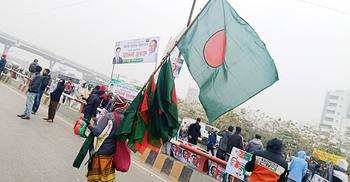উৎসবমুখর ৩০০ ফিটে পতাকা বিক্রেতাদের পোয়াবারো