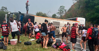 ব্রাজিলে ভয়াবহ দুর্ঘটনা: উল্টে গেলো ফ্ল্যামেঙ্গো সমর্থকদের বাস