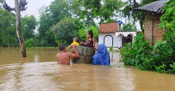 ডুবে গেছে ঘরবাড়ি, বিদ্যুৎ না থাকায় চরম ভোগান্তি