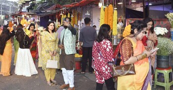 শাহবাগে ফুলের দোকানে ভিড়, বসন্ত ও ভালোবাসায় রঙিন ঢাকা