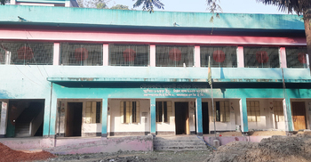 নিম্নমানের সামগ্রী দিয়ে ওয়াশ ব্লক নির্মাণ, কাজ বন্ধ করলেন ইউএনও