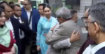 বিমানবন্দরে ফখরুলকে বুকে জড়িয়ে ধরলেন তারেক রহমান