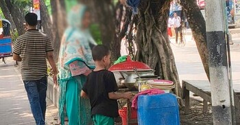 প্যাকেজ মেন্যুতে দিনমজুরের ক্ষুধা মেটান সংগ্রামী মুন্নি