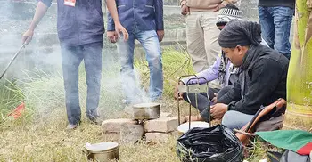 ‘বাড়ি থেকে আনা খাবার একসঙ্গে ৩০ জন খাবো, এটাই আনন্দ’