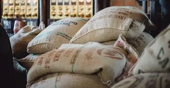 পরিবারের জন্য বেশি পরিমাণ খাদ্যসামগ্রী কিনে রাখা কি নাজায়েজ?