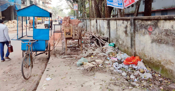 দখলে ফুটপাত, ঝুঁকি নিয়ে সড়কে চলছে শিক্ষার্থীসহ সাধারণ মানুষ