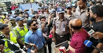 ফার্মগেটে ফুটপাত দখলমুক্ত করতে উচ্ছেদ অভিযান শুরু