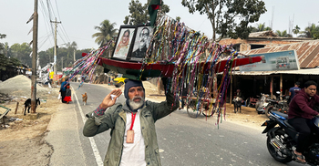 নৌকা মাথায় নিয়ে জেলায় জেলায় ভোট চেয়ে বেড়াচ্ছেন শাহজাহান