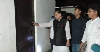 ‘বাড়িতে কেউ আছেন? দরজা খোলেন, আমি আপনাদের মন্ত্রী’