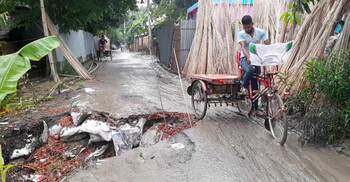 বৃষ্টিতে সড়ক গিয়ে মিশলো ডোবায়