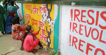 শিক্ষার্থীদের রং-তুলির আঁচড়ে সাজছে ফরিদপুরের দেওয়াল