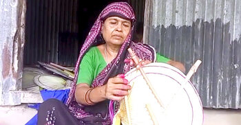 লাভ সীমিত, সংসার চালাতে হিমশিম হাতপাখা তৈরির কারিগররা