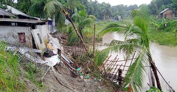 খাল খননের মাটি ইটভাটায় বিক্রির অভিযোগ, বসতভিটা হারানোর শঙ্কা