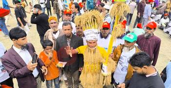 তারেক রহমানকে দেখতে ধানের শীষ গায়ে জড়িয়ে সমাবেশ মাঠে সেলিম