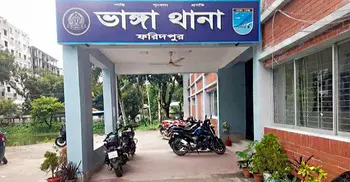 ফরিদপুরে বিকল ট্রাক মেরামতের সময় বাসচাপায় বাবা-ছেলে নিহত