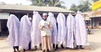 কাফনের কাপড় পরে জাতীয় পার্টির প্রার্থীর নির্বাচনি প্রচারণা