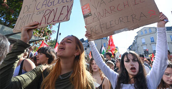 ফ্রান্সে বিভিন্ন পেশার মানুষের ধর্মঘট পালন, অংশ নেয় শিক্ষার্থীরাও