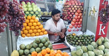 চড়া ফলের বাজার, সিন্ডিকেটকে দুষছেন বিক্রেতারা