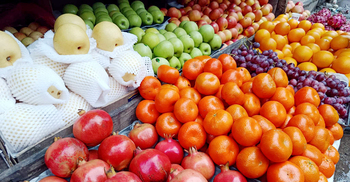 ফলের দাম কিছুটা কমলেও নাগালে আসেনি